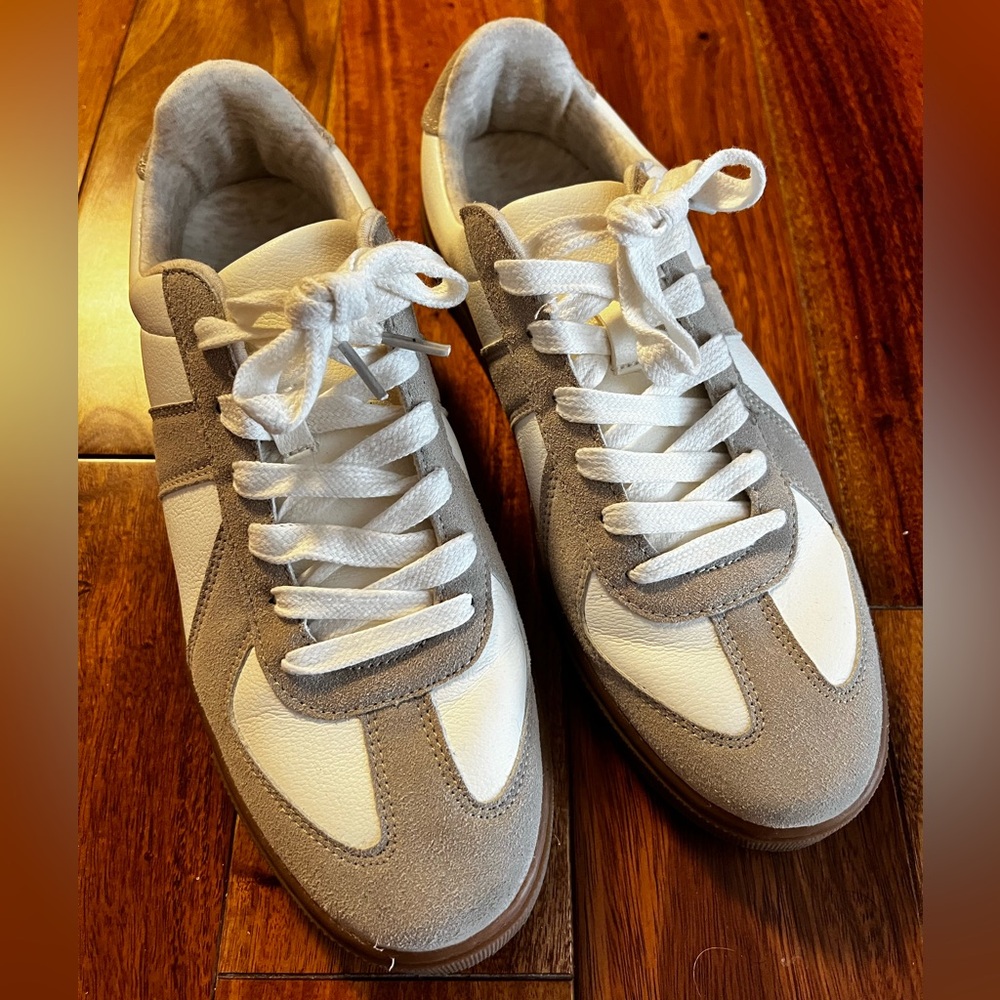 White Sneaker, women’s 10M, Cushionaire, Vegan leather
